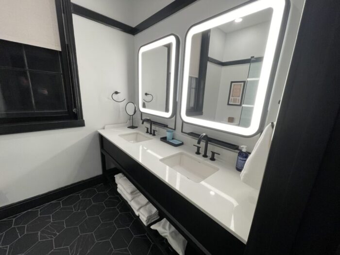 Vistation hotel guestroom bathroom